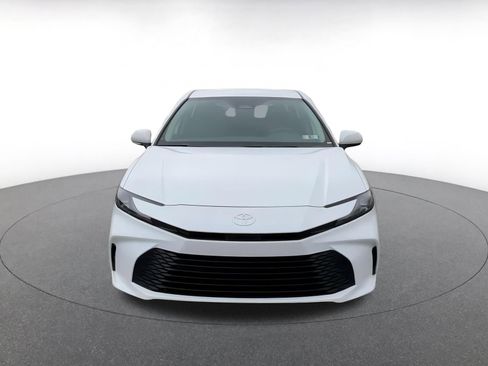 Used 2025 Toyota Camry LE image 5