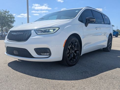 Used 2023 Chrysler Pacifica Limited w/ S Appearance Package image 8