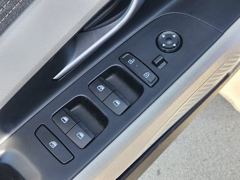 Used 2025 Hyundai Elantra Limited FWD image 21