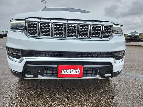 Used 2022 Jeep Grand Wagoneer Series III w/ HD Trailer Tow Package AWD/4WD image 57