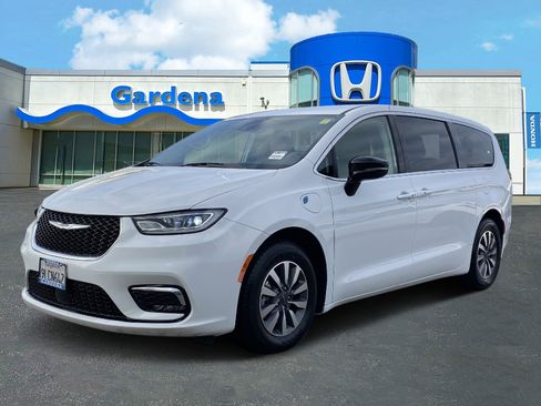 Used 2024 Chrysler Pacifica Select image 3