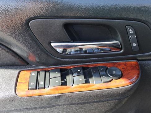 Used 2014 Chevrolet Suburban LT image 13