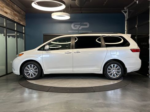 Used 2017 Toyota Sienna XLE Premium AWD/4WD image 6