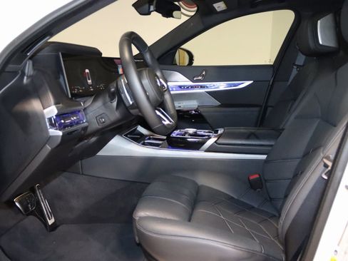 Used 2023 BMW 760i xDrive image 40