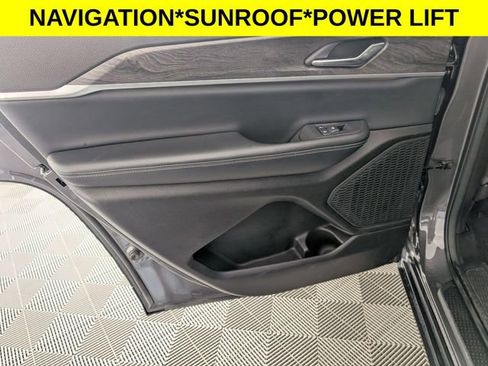 Used 2024 Jeep Grand Cherokee L Limited w/ Luxury Tech Group II image 29