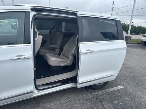 Used 2020 Chrysler Pacifica Touring-L Plus FWD image 7