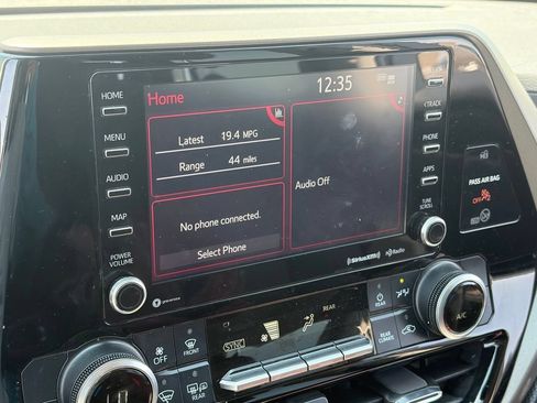 Used 2020 Toyota Highlander LE FWD image 10