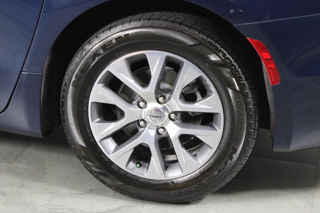 Used 2025 Chrysler Pacifica Pinnacle FWD image 13
