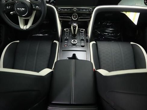 Used 2025 Bentley Flying Spur Plug-In Hybrid image 17
