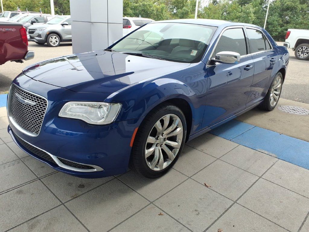Used 2018 Chrysler 300 Touring w/ Chrome Appearance Package RWD image 4