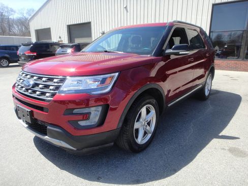 Used 2017 Ford Explorer XLT image 1