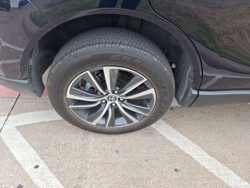 Used 2024 Toyota Venza LE image 11