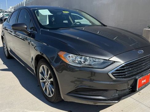Used 2017 Ford Fusion SE FWD image 3