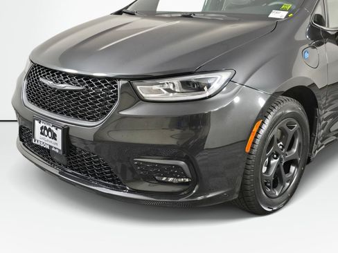 Used 2023 Chrysler Pacifica Limited w/ Uconnect Theater Family Group FWD image 13