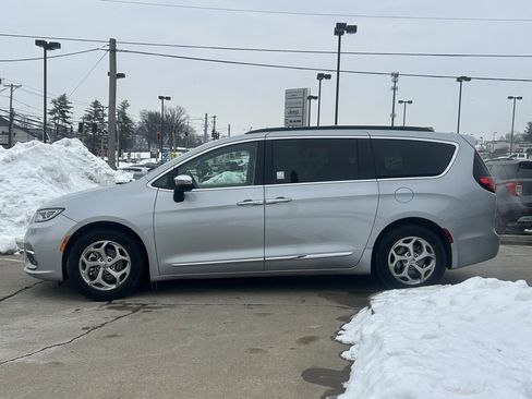 Used 2023 Chrysler Pacifica Limited image 9