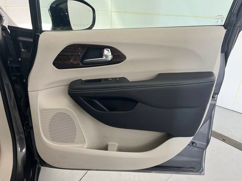 Used 2023 Chrysler Pacifica Limited FWD image 30