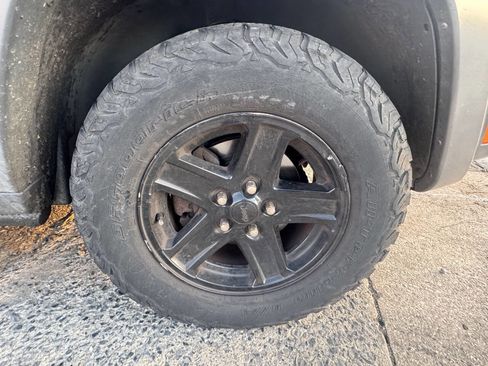 Used 2005 Jeep Liberty Renegade image 9