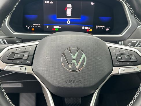 Used 2022 Volkswagen Tiguan SE w/ Panoramic Sunroof Package image 24