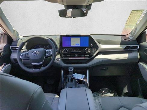 New 2026 Toyota Highlander Platinum AWD/4WD image 14