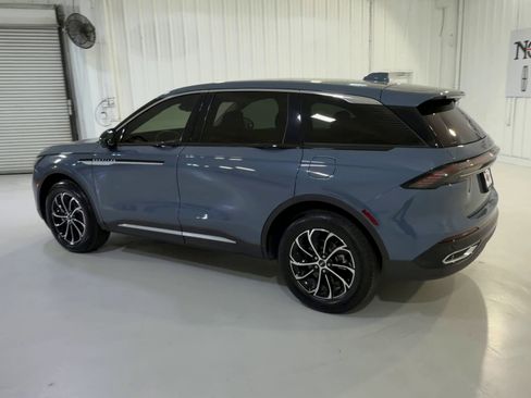 Used 2025 Lincoln Nautilus Premier AWD/4WD image 7