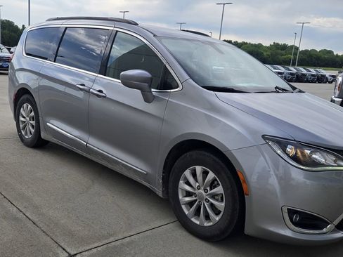 Used 2017 Chrysler Pacifica Touring-L FWD image 2