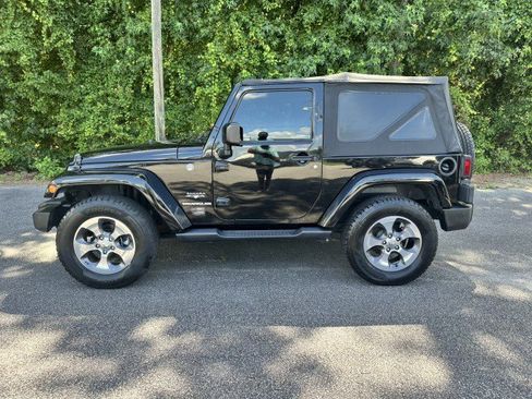 Used 2017 Jeep Wrangler Sahara w/ Connectivity Group AWD/4WD image 2