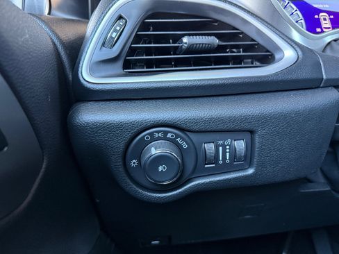 Used 2026 Chrysler Pacifica Select image 18