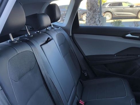 Used 2022 Volkswagen Taos SE image 13