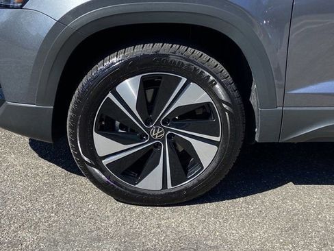 Used 2025 Volkswagen Taos SE w/ Panoramic Sunroof Package image 9