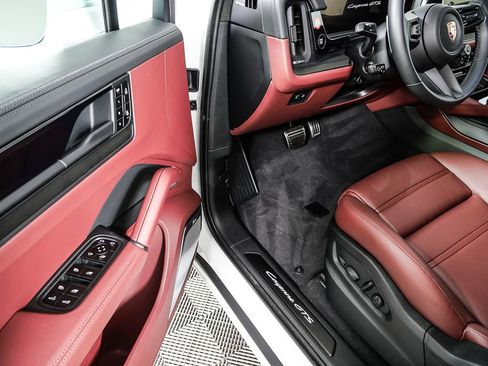 New 2026 Porsche Cayenne GTS image 8