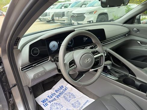 Used 2025 Hyundai Elantra SEL FWD image 15