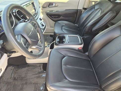 Used 2023 Chrysler Pacifica Touring-L FWD image 14