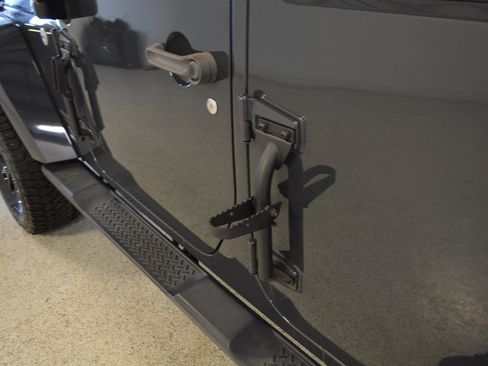 Used 2017 Jeep Wrangler Unlimited Sahara image 14