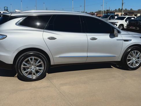 Used 2022 Buick Enclave Premium image 2