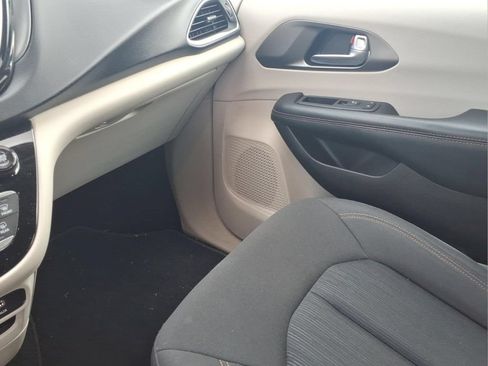 Used 2020 Chrysler Pacifica Touring w/ Cold Weather Group FWD image 23
