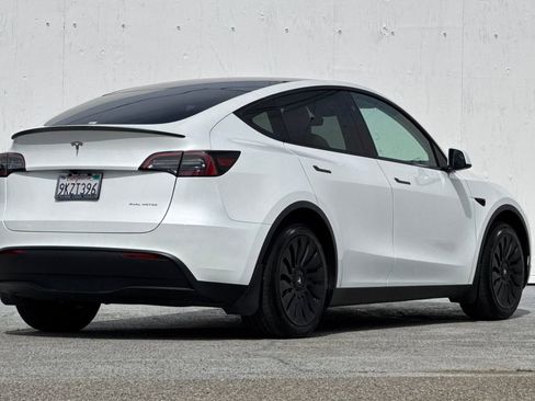 Used 2024 Tesla Model Y Long Range image 3