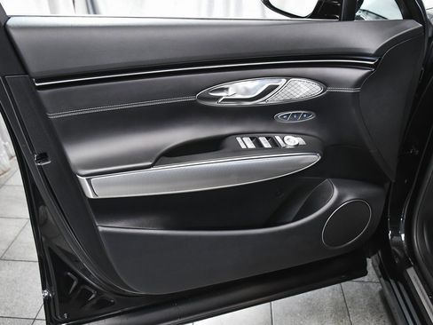 Used 2025 Genesis GV70 2.5T w/ Select Package image 9