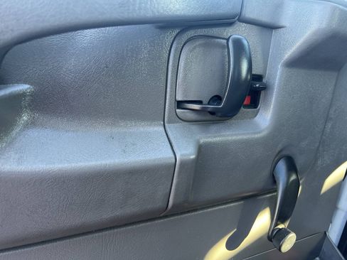 Used 2015 Chevrolet Express 3500 RWD image 9