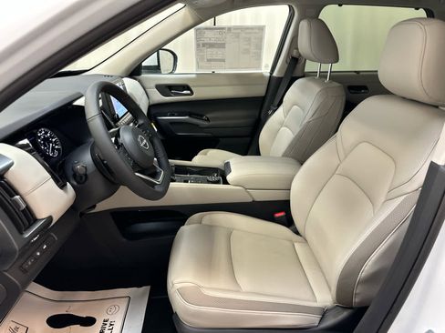 New 2025 Nissan Pathfinder SL image 4