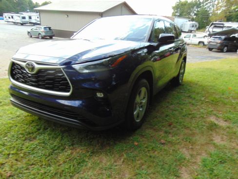 Used 2021 Toyota Highlander LE AWD/4WD image 3