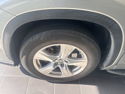 Used 2022 Toyota Highlander LE FWD image 2