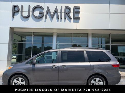 Used 2017 Toyota Sienna LE FWD image 1