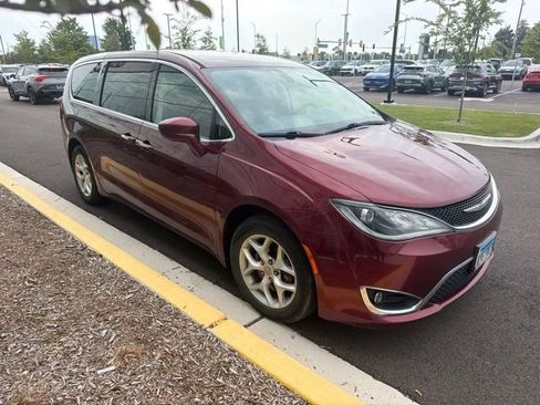 Used 2018 Chrysler Pacifica Touring Plus w/ Tire & Wheel Group FWD image 13