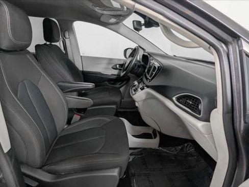 Used 2023 Chrysler Voyager LX FWD image 23