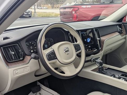 Used 2021 Volvo XC60 T5 Momentum w/ Advanced Package image 9