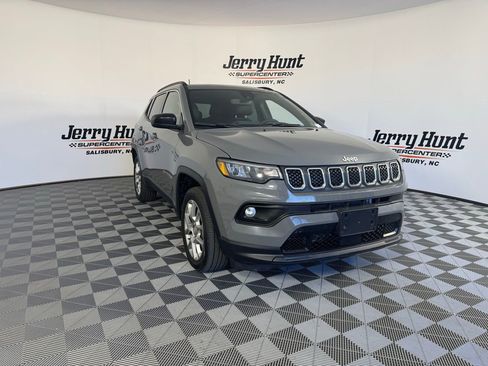Used 2023 Jeep Compass Latitude w/ Sun and Sound Group image 8