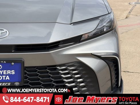 Used 2025 Toyota Camry SE image 4