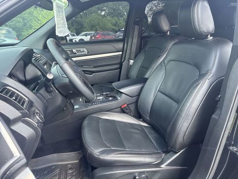 Used 2018 Ford Explorer XLT w/ Equipment Group 202A FWD image 19