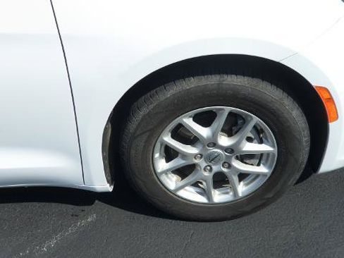 Used 2024 Chrysler Pacifica Touring-L FWD image 8