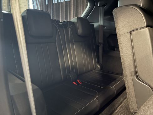 Used 2024 Volkswagen Tiguan SE R-Line image 38